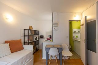 STUDIO en hyper centre, au pied des télécabines, calme avec un accès aux Bains du Rocher par jour pour une personne logement seulement composé d une cuisine et d une salle d eau - 5