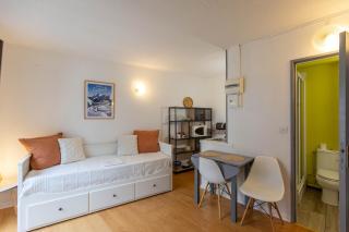 STUDIO en hyper centre, au pied des télécabines, calme avec un accès aux Bains du Rocher par jour pour une personne logement seulement composé d une cuisine et d une salle d eau - 8