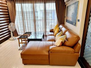 Luxurious 2-Bedroom Condo with Pool View near BTS Ekkamai Station - 7