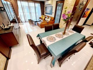 Luxurious 2-Bedroom Condo with Pool View near BTS Ekkamai Station - 0