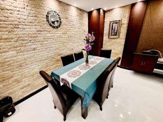 Luxurious 2-Bedroom Condo with Pool View near BTS Ekkamai Station - 6