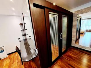 Luxurious 2-Bedroom Condo with Pool View near BTS Ekkamai Station - 2