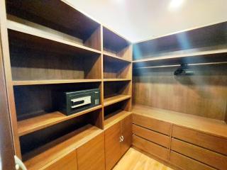 Luxurious 2-Bedroom Condo with Pool View near BTS Ekkamai Station - 1