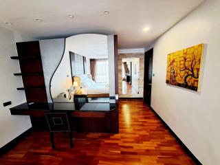 Luxurious 2-Bedroom Condo with Pool View near BTS Ekkamai Station - 3