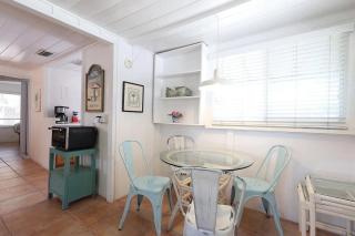 Beach Cottage Heart of Siesta Key Village For 4 - 4