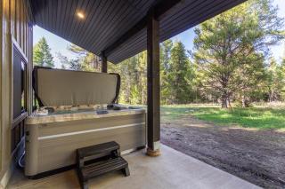 The Wolf Den-Hot Tub-Arcade - 7