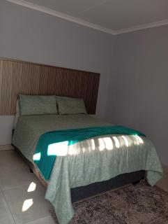 CW4 Guest House - 8