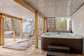 Luxury Poconos Retreat-Hot Tub-Theater-Fire Pit-Deck with Enclosure - 8