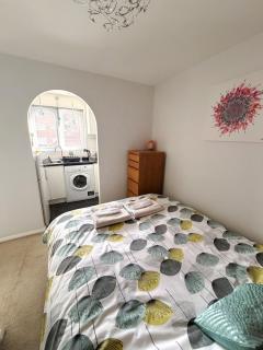 Beautiful Peaceful Studio Flat - 2