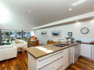 Central on Ommanney - Stylish Bunbury Townhouse - 8