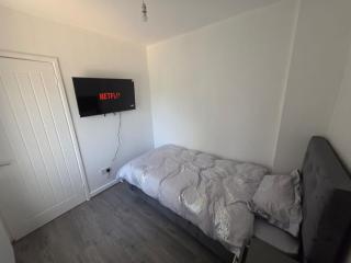 Spacious 4-Bed House, Brierley Hill - 9