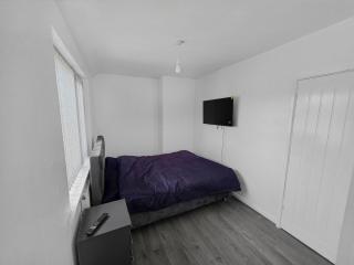 Spacious 4-Bed House, Brierley Hill - 8