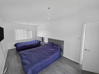 Spacious 4-Bed House, Brierley Hill - 6
