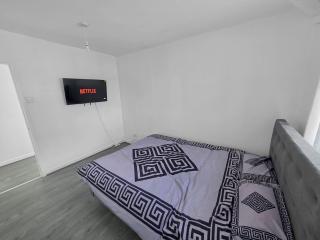 Spacious 4-Bed House, Brierley Hill - 2