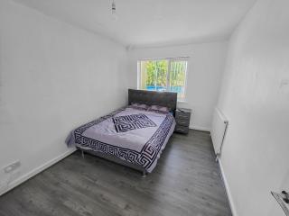 Spacious 4-Bed House, Brierley Hill - 1