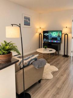 Cozy Central Vancouver 3BR Apartment Near Downtown and Transit - 9