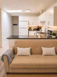 Cozy Central Vancouver 3BR Apartment Near Downtown and Transit - 4