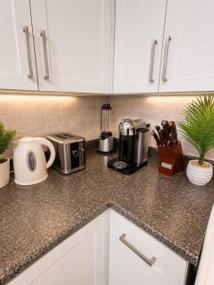 Cozy Central Vancouver 3BR Apartment Near Downtown and Transit - 3