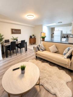 Cozy Central Vancouver 3BR Apartment Near Downtown and Transit - 1
