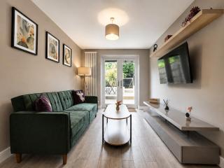 Modern 4 Bedroom with 5 Beds and 3 Baths, Parking and WiFi - 0