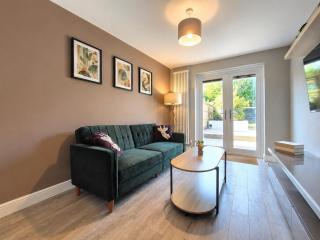Modern 4 Bedroom with 5 Beds and 3 Baths, Parking and WiFi - 9