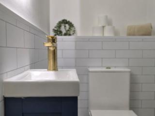 Modern 4 Bedroom with 5 Beds and 3 Baths, Parking and WiFi - 7