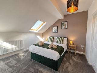 Modern 4 Bedroom with 5 Beds and 3 Baths, Parking and WiFi - 6