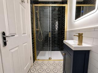 Modern 4 Bedroom with 5 Beds and 3 Baths, Parking and WiFi - 4