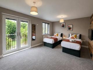 Modern 4 Bedroom with 5 Beds and 3 Baths, Parking and WiFi - 3