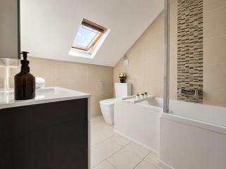 Modern 4 Bedroom with 5 Beds and 3 Baths, Parking and WiFi - 1