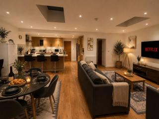 Spacious 5 Bedrooms 2 Bathrooms House -10 Beds - Driveway Parking - Hot Tub - Garden - 0
