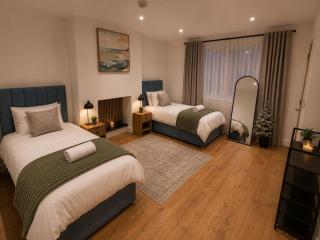 Spacious 5 Bedrooms 2 Bathrooms House -10 Beds - Driveway Parking - Hot Tub - Garden - 8