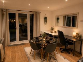 Spacious 5 Bedrooms 2 Bathrooms House -10 Beds - Driveway Parking - Hot Tub - Garden - 4