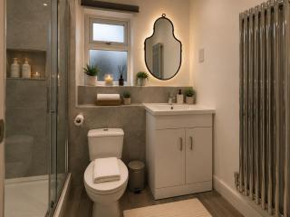 Spacious 5 Bedrooms 2 Bathrooms House -10 Beds - Driveway Parking - Hot Tub - Garden - 1