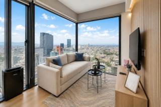 Luxury Condo City Views, Pool, Gym Access - 0