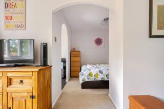 Beautiful Peaceful Studio Flat - 4
