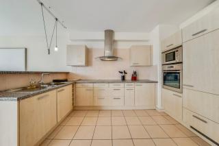 Spacious 3BR Lakeview Apartment with Terrace by GuestLee - 5