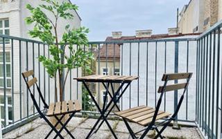 Central Rooftop Apartment with Balcony & Free Parking - 0