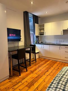 Quiet & Modern Studio Central Location - 4
