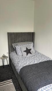 Spacious Sheffield Home Near M1 Sleeps 5 - 3