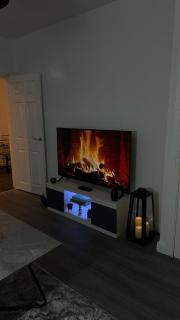 Spacious Sheffield Home Near M1 Sleeps 5 - 2