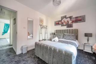 F2TH - Stylish Treehouse Flat in Batley - 2
