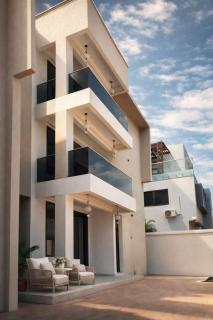 Pool / WIFI/ Spacious/ Near Airport - 8