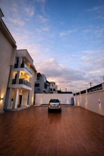 Pool / WIFI/ Spacious/ Near Airport - 3