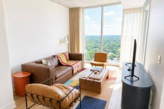 Luxury 1BR Natiivo Condo with Rooftop Pool and Lake Views on RaineySt - 9