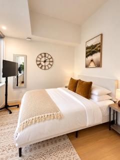 Elegant Skyline Retreat 2BR UG Parking - 9