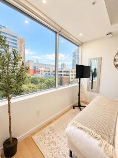 Elegant Skyline Retreat 2BR UG Parking - 3