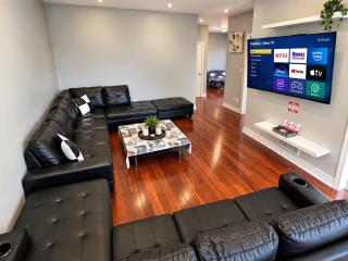 Spacious 3BR Ajax Home, 2 Kings, Free Parking - 8