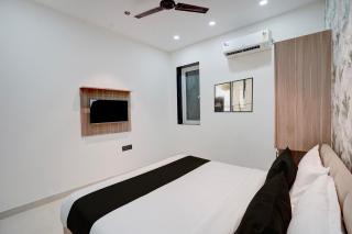 Hotel O RM Velvet Sec 18 Metro Station Rohini Delhi - 1