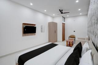 Hotel O RM Velvet Sec 18 Metro Station Rohini Delhi - 5